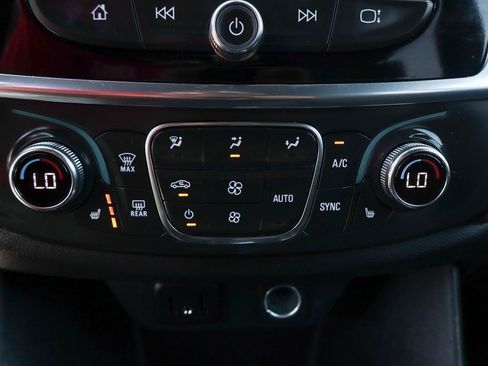 Used 2022 Chevrolet Traverse LT image 36