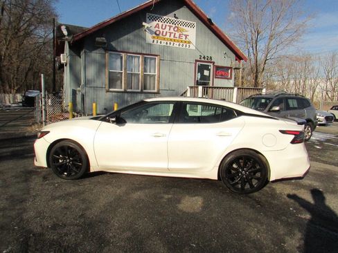 Used 2021 Nissan Maxima SR w/ Sport Mat Group image 5