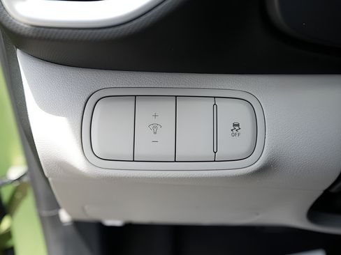 Certified 2023 Hyundai Venue SEL FWD image 23