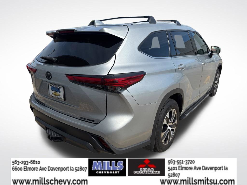 Used 2022 Toyota Highlander XLE AWD/4WD image 5