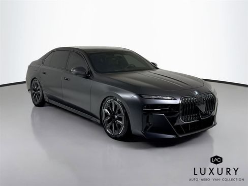 Used 2025 BMW 760i xDrive w/ Executive Package AWD/4WD image 3