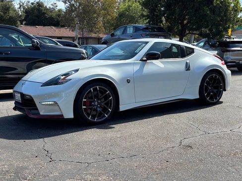 Used 2019 Nissan 370Z NISMO RWD image 9