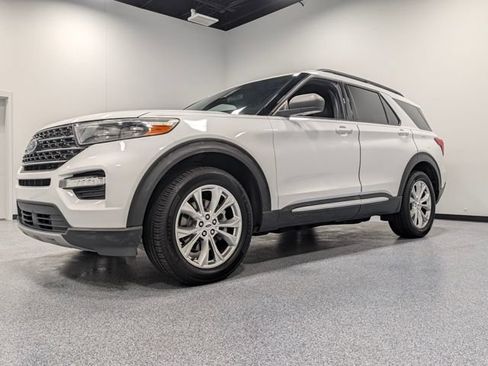 Used 2020 Ford Explorer XLT w/ Equipment Group 202A AWD/4WD image 4