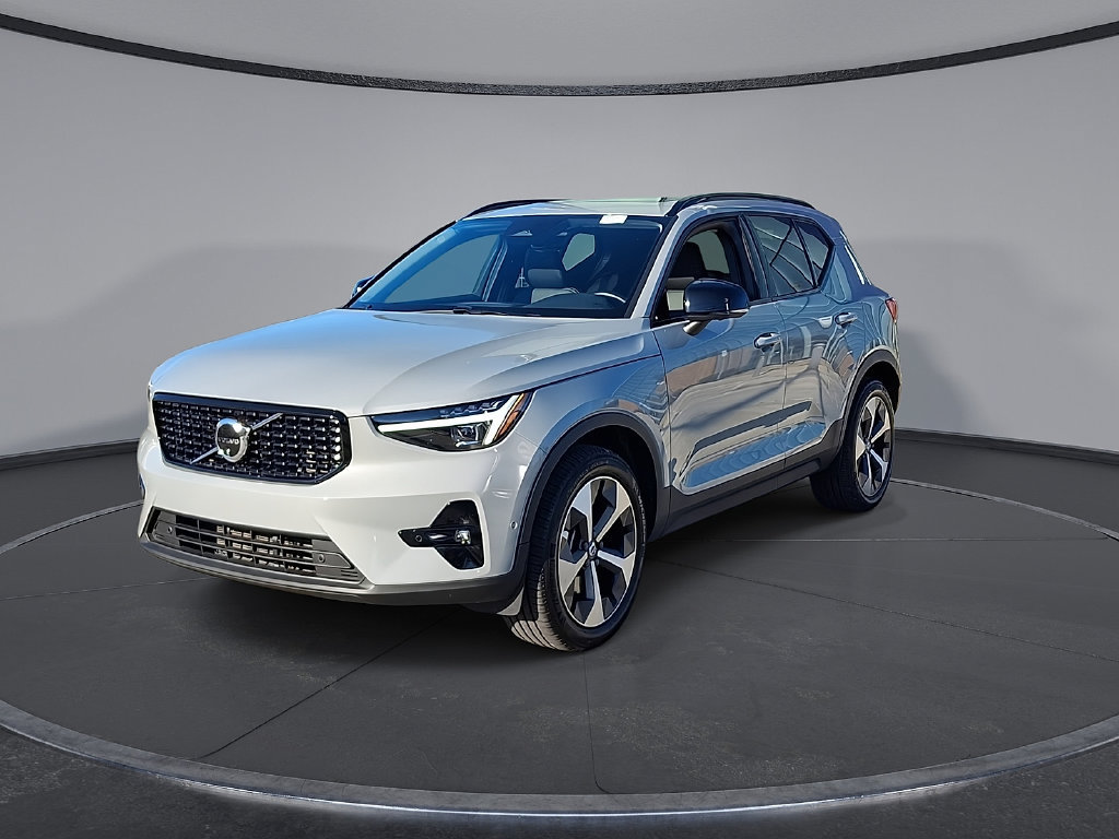 Certified 2026 Volvo XC40 B5 Plus AWD/4WD image 3