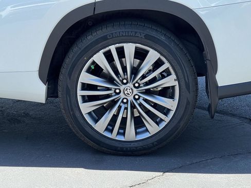 Used 2021 Toyota Highlander Platinum AWD/4WD image 14
