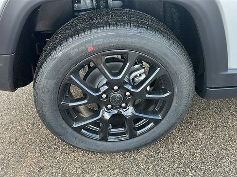 New 2026 Jeep Compass Latitude image 9