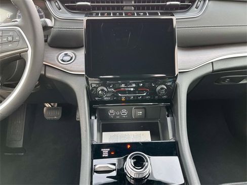 New 2025 Jeep Grand Cherokee L Limited w/ Luxury Tech Group II image 13