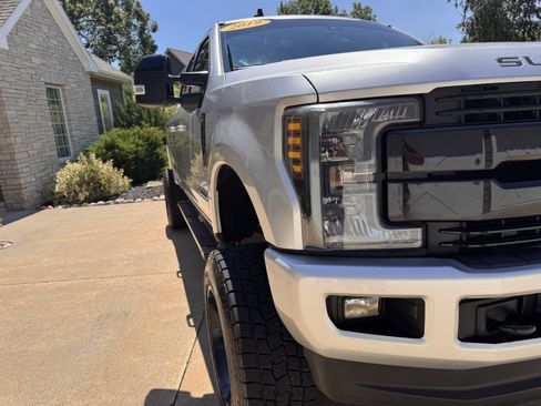 Used 2019 Ford F250 Lariat w/ Lariat Ultimate Package AWD/4WD image 32