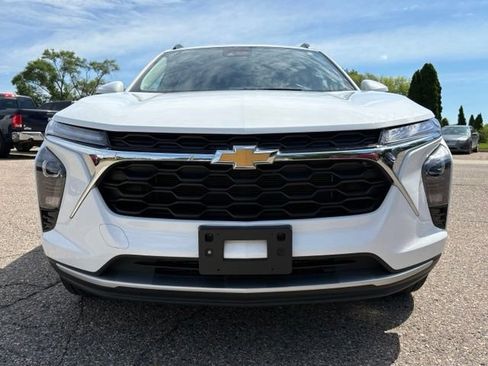 Used 2025 Chevrolet Trax LT w/ LT Convenience Package FWD image 8
