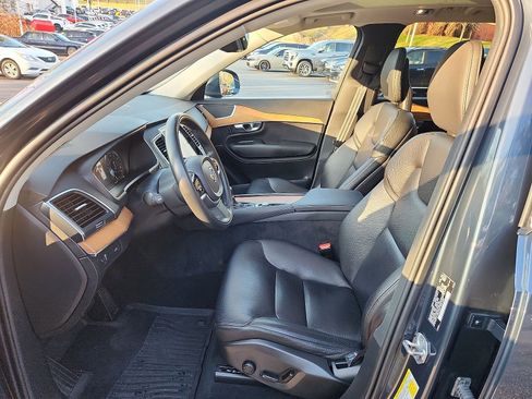 Used 2021 Volvo XC90 T6 Momentum w/ Climate Package image 11