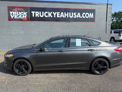 Used 2016 Ford Fusion SE FWD image 2