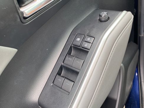 Used 2021 Toyota Highlander XLE FWD image 22