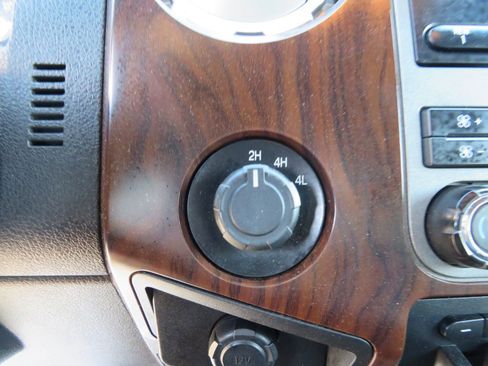 Used 2011 Ford F250 Lariat w/ Lariat Interior Pkg AWD/4WD image 13