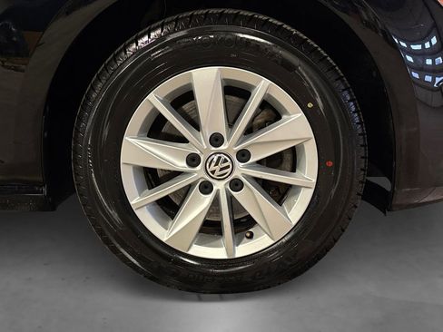 Used 2016 Volkswagen Golf S image 18