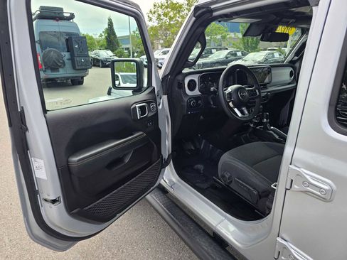 Used 2024 Jeep Wrangler Unlimited Sahara AWD/4WD image 21