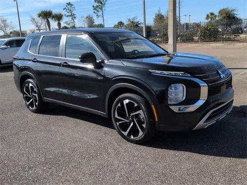 Used 2024 Mitsubishi Outlander SE image 2