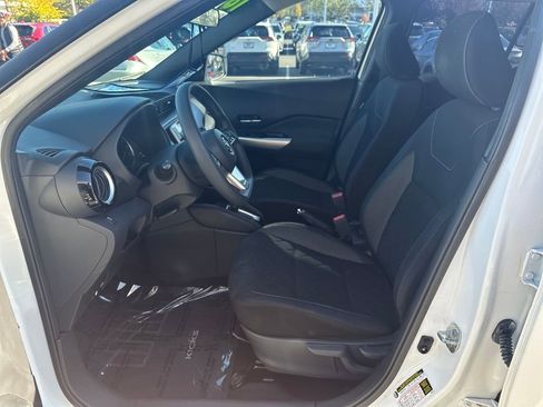 Used 2018 Nissan Kicks SV image 12