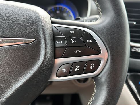 Used 2023 Chrysler Pacifica Touring-L FWD image 18