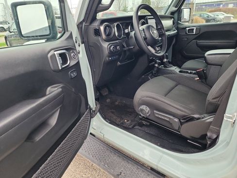 Used 2023 Jeep Wrangler Unlimited w/ Sun & Screen Package image 9