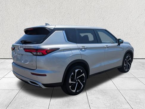 Used 2023 Mitsubishi Outlander SE AWD/4WD image 3