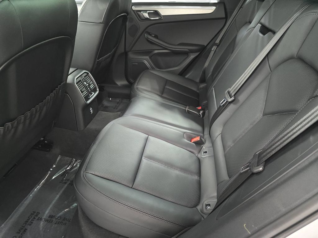Certified 2026 Porsche Macan AWD/4WD image 24