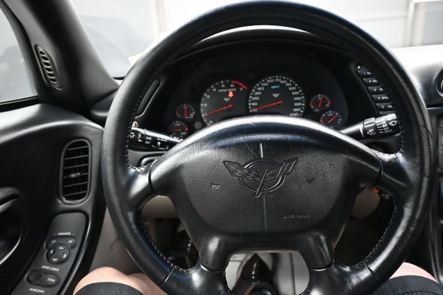 Used 2004 Chevrolet Corvette Coupe RWD image 8