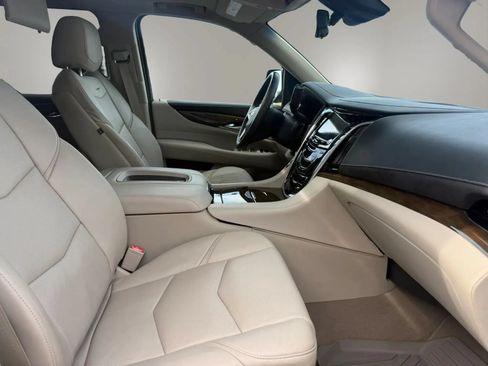 Used 2019 Cadillac Escalade ESV Luxury AWD/4WD image 64