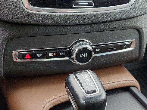 Used 2020 Volvo XC90 T6 Momentum w/ Protection Package Premier image 16