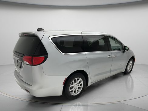 Used 2022 Chrysler Voyager LX FWD image 5