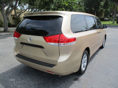 Used 2012 Toyota Sienna FWD image 9