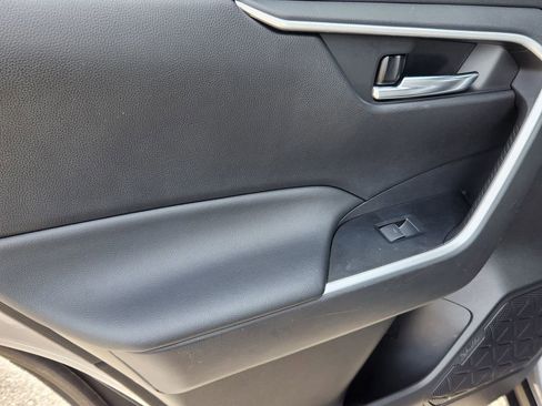 Used 2022 Toyota RAV4 SE w/ Convenience Package image 11