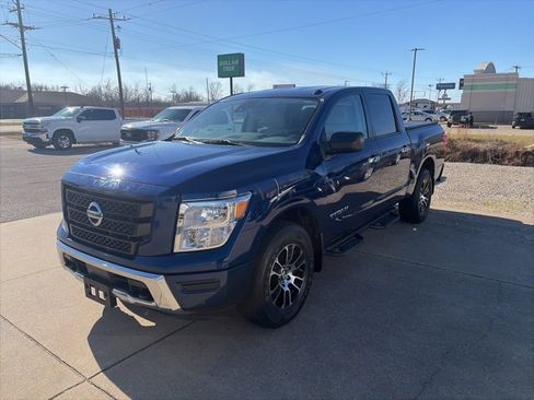 Used 2021 Nissan Titan SV w/ SV Convenience Package image 2