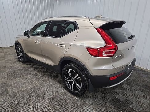 Used 2023 Volvo XC40 B5 Core image 9
