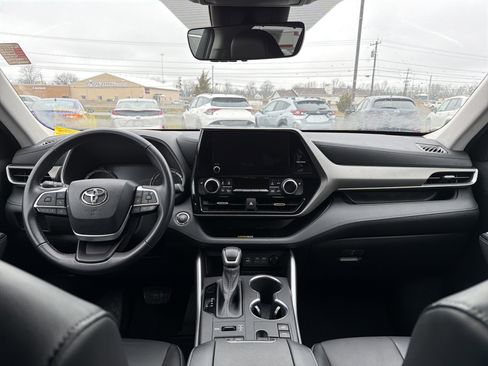 Used 2023 Toyota Highlander XLE AWD/4WD image 12