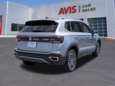 Used 2025 Volkswagen Taos SE FWD image 6