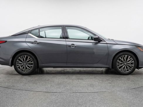 Used 2025 Nissan Altima 2.5 SV FWD image 11