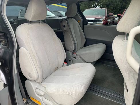 Used 2011 Toyota Sienna LE image 21