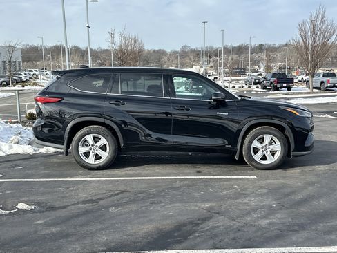 Used 2021 Toyota Highlander LE image 11
