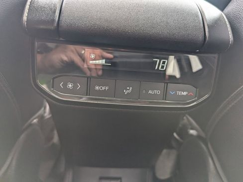 Used 2022 Toyota Highlander XLE AWD/4WD image 23