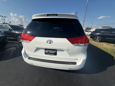 Used 2014 Toyota Sienna XLE FWD image 4