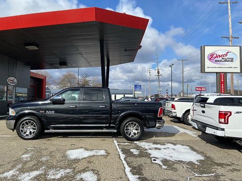 Used 2017 RAM 1500 Limited image 1