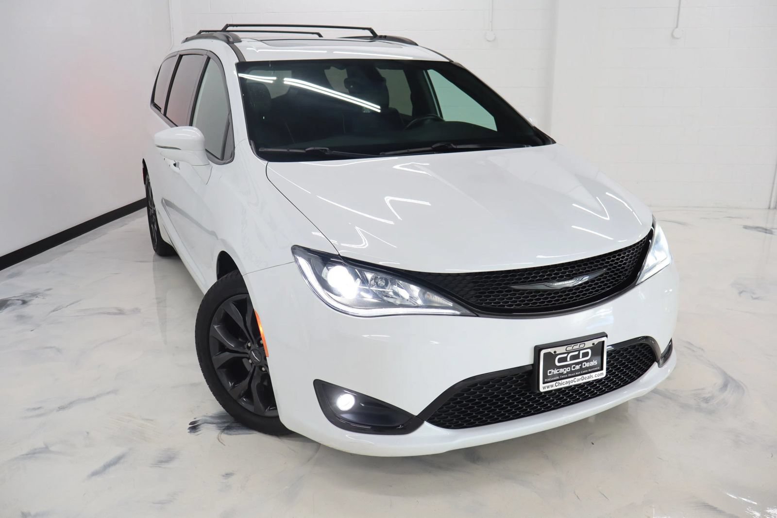 Used 2018 Chrysler Pacifica Limited w/ S Appearance Package FWD image 2