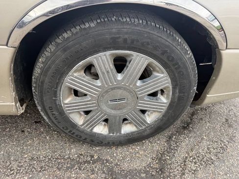 Used 2005 Lincoln Town Car Signature Limited RWD image 15