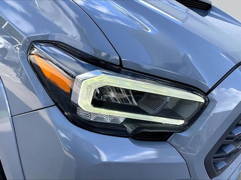 Used 2020 Toyota Tacoma TRD Sport w/ TRD Premium Sport Package AWD/4WD image 26