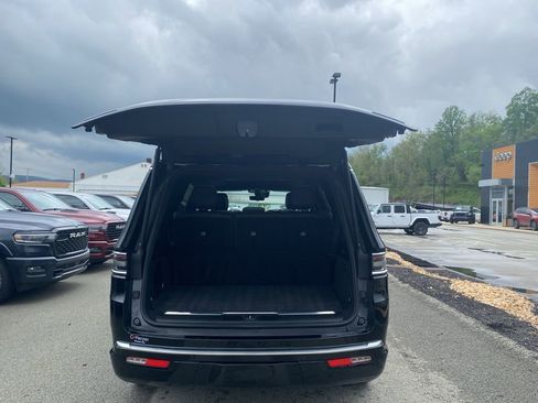 Used 2022 Jeep Grand Wagoneer Series II AWD/4WD image 19