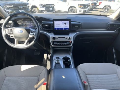 Used 2022 Ford Explorer XLT image 3