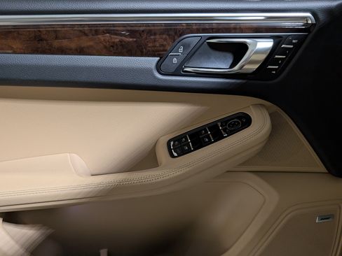 Certified 2026 Porsche Macan AWD/4WD image 19
