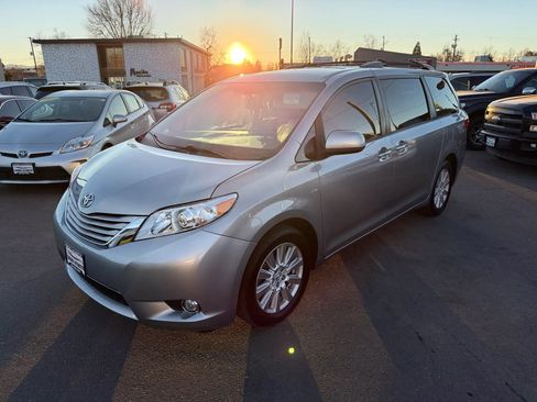 Used 2017 Toyota Sienna XLE Premium image 5
