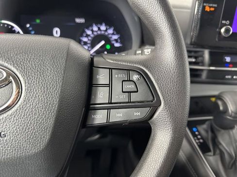 Used 2025 Toyota Sienna LE AWD/4WD image 15