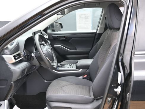 Used 2024 Toyota Highlander LE AWD/4WD image 14